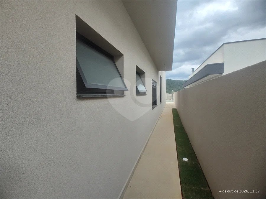 Casa exclusiva em Atibaia de alto padrão com 3 suítes, piscina, espaço gourmet, condomínio fechado, aceita financiamento