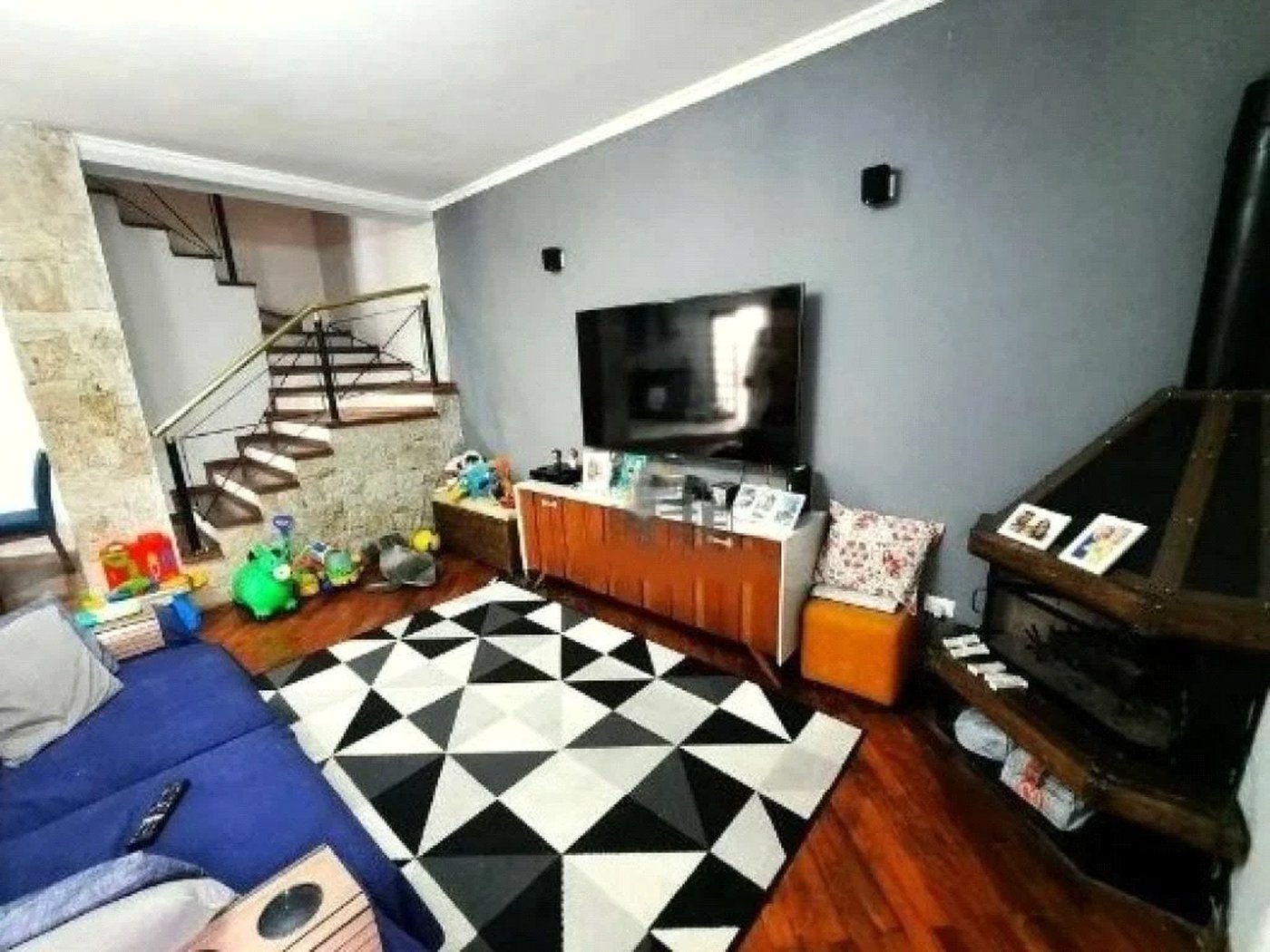 Sobrado à venda com 230m², 5 vagas e churrasqueira no Jardim Ester