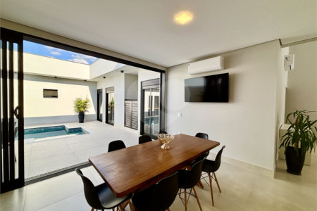 Indaiatuba - Sp - Condominio Maria Candida - R$ 2.250.000,00 - 3 suítes, sendo 1 master com closet e banheiro com duas cubas e dois chuveiros - Escritório - Piscina em Alvenaria aquecida e Hidro com Iluminação - Ar Condicionado instalado em todos os quartos, escritorio, sala e area gourmet