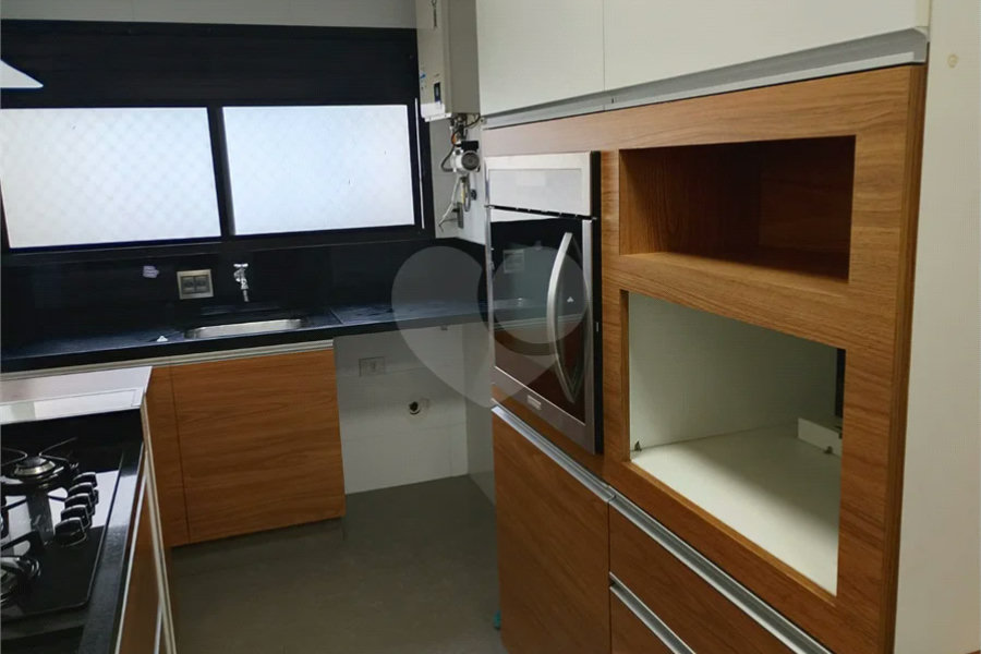 Linda cobertura Duplex om 3 dormitórios, sendo uma suíte com armários e ar condicionado e 2 vagas .