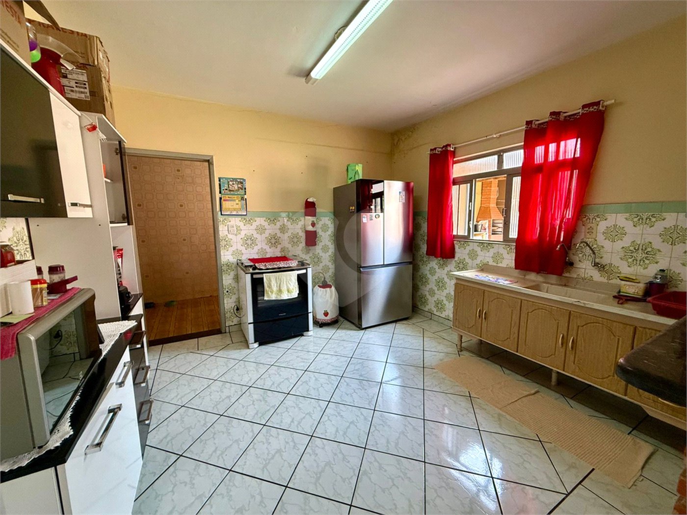 Casa térrea com piscina e 3 quartos.