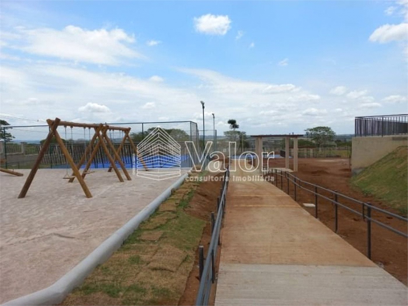 Terreno plano no Condomínio Villeneuve, com 250,00 m² de área total.