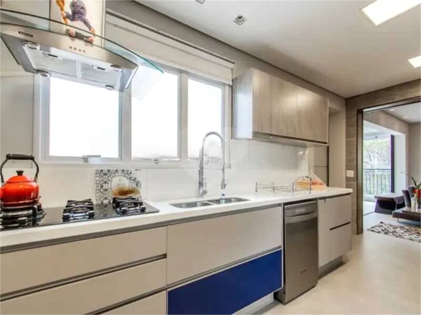 Apartamento de 306m² na melhor região de Moema, 3 suítes, 5 vagas, varanda gourmet, depósito, fora de rota