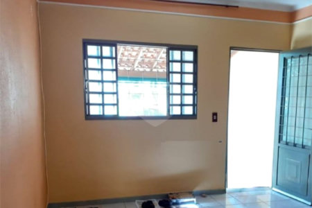 Casa Térrea com 2 dormitórios.