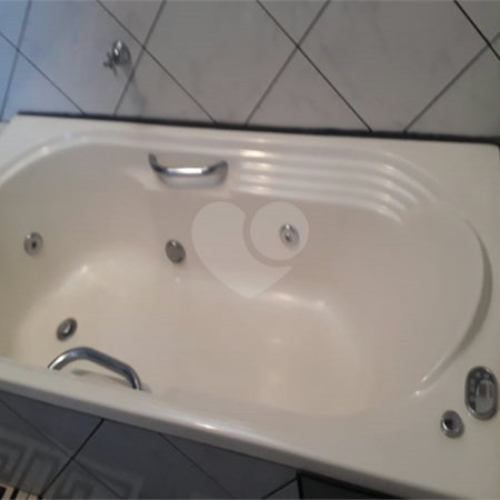 Sobrado com 3 dormitórios, sendo 2 suítes, uma delas master.