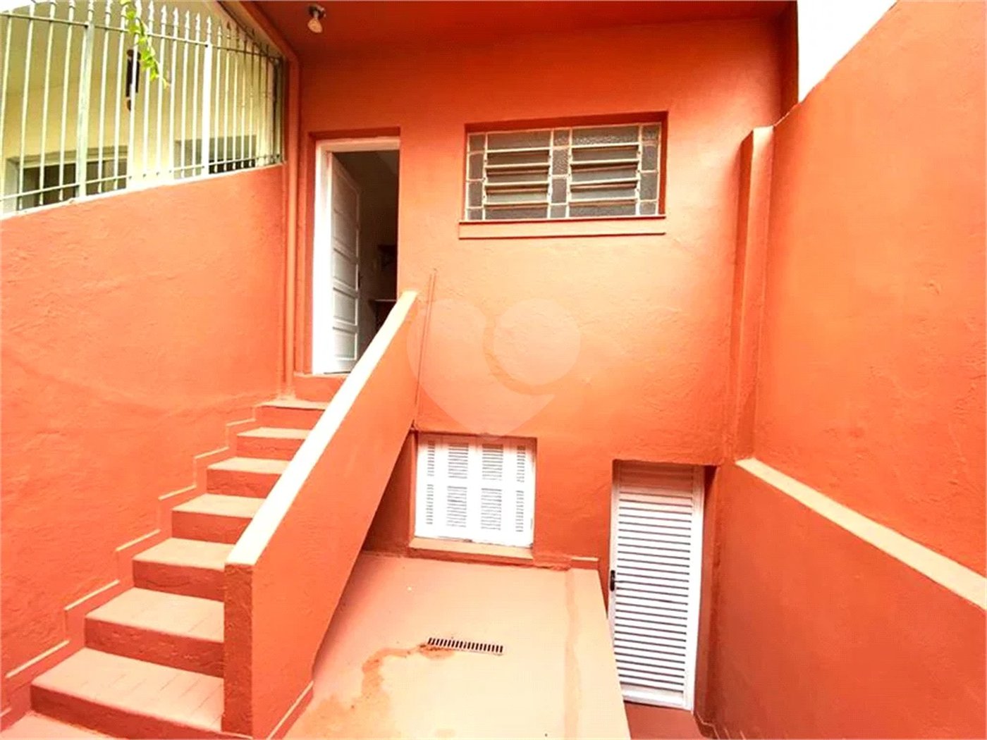 SOBRADO PARA VENDA OU LOCAÇÃO EM PERDIZES COM 3 DORM E 2 VAGAS DE GARAGEM