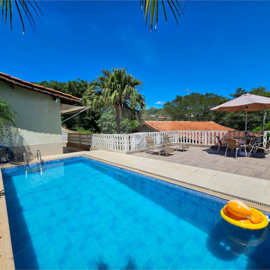 Casa térrea em Atibaia com 3 dormitórios (2 suítes), piscina, espaço gourmet, condomínio fechado