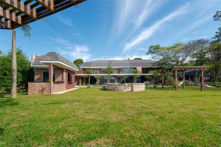 Casa à venda com 4 suítes no condomínio Vale da Santa Fé, Vinhedo - SP