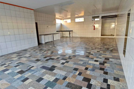 ?Oportunidade Única em São Carlos: Salão Comercial + Casa Independente nos Fundos – Ideal para Investidores!