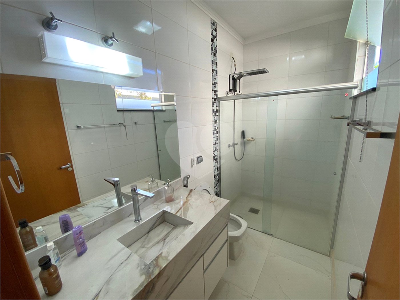 Casa térrea com piscina para venda no Condomínio Quebec.