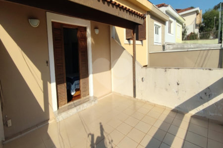 Sobrado com 125m² , 3 dormitórios , sendo 1 suíte , 2 vagas de garagem , à venda no Bosque da Saúde.