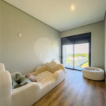 Indaiatuba - Condominio Villa Sapezal - 318 m² de Terreno - 230 m² de Área Construída - 3 suítes, sendo 1 Master com closet planejado - Sala de TV - Sala de estar integrada à Sala de jantar - Cozinha com móveis planejados - Despensa - Escritório planejado - Lavabo - Piscina com preparação para aquec