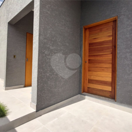 Casa térrea em Atibaia com 3 suítes, sala 2 ambientes, 2 vagas garagem, excelente localização, pronta para morar
