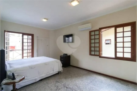Casa com 3 dormitórios sendo 3 suítes com 03 vagas de garagem.