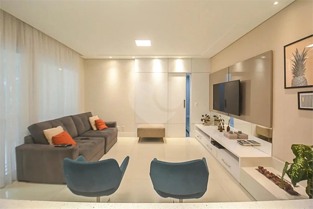 Espaço, conforto e uma localização privilegiada fazem deste apartamento mobiliado no Baeta Neves, em São Bernardo do Campo, uma excelente opção para seu novo lar. Com 118 m², três dormitórios e quatro banheiros, o imóvel oferece ambientes amplos para acomodar a família e receber amigos com comodidad