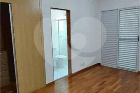 Casa á venda com 230m², 4 dorms, 2 suítes e 4 vagas na Vila Clementino. Estuda permuta.