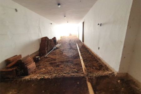 Casa térrea com 5 dormitórios, sendo 2 suítes.