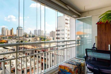 Apartamento no Cambuci, de 46m2 com 1 dormitório, cozinha com armários, sala com varanda e 1 vaga