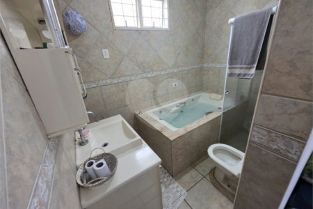 Casa térrea à venda no Douradinho com 2 quartos e edícula com mais dois quartos e 2 banheiros.