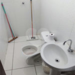 Casa térrea com 2 dormitórios, sendo 1 suíte.