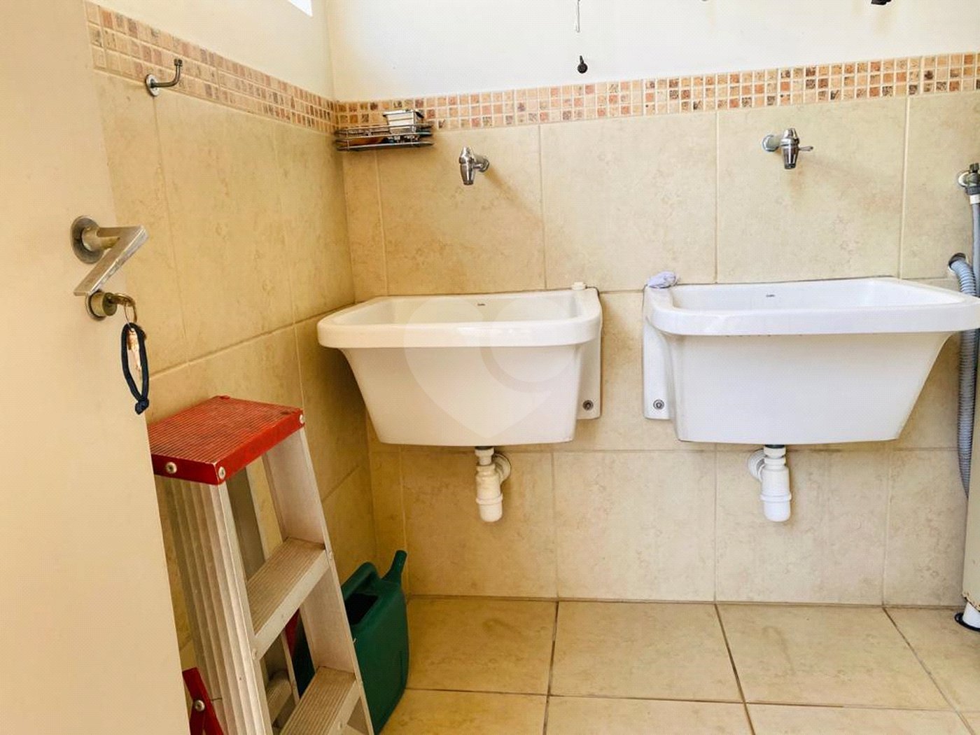Sobrado à venda com 5 quartos, sendo 1 suíte, em Interlagos, São Paulo, SP