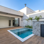 Indaiatuba - SP - Condominio Dona Lucilla - Valor R$2.295.000,00 - 3 suítes + escritório + lavabo - Terreno: 300m2 - Construção: 188m2 - Diferenciais - Móveis planejados no escritório, sala de TV, lavabo, cozinha, área gourmet, lavanderia, banheiros e closet - Ar condicionado em todos os ambie