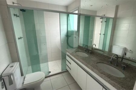Apartamento de 155 m² com 4 dormitórios, varanda e 2 vagas de garagem. Condomínio com piscinas adulto, infantil e aquecida, lazer e portaria 24 horas.
