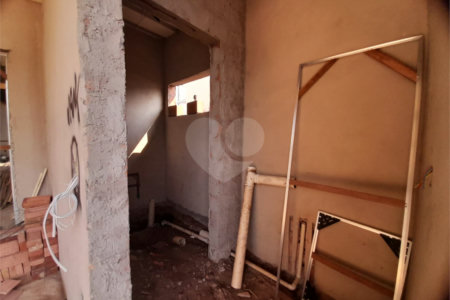 Casa em Construção com Área Gourmet e Piscina no Condomínio Damha II