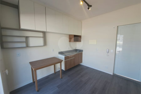 Studio de 35m2 à venda reformado com varanda na Vila Clementino