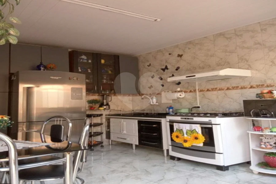 Sobrado grande com 2 garagens, 4 dormitórios.