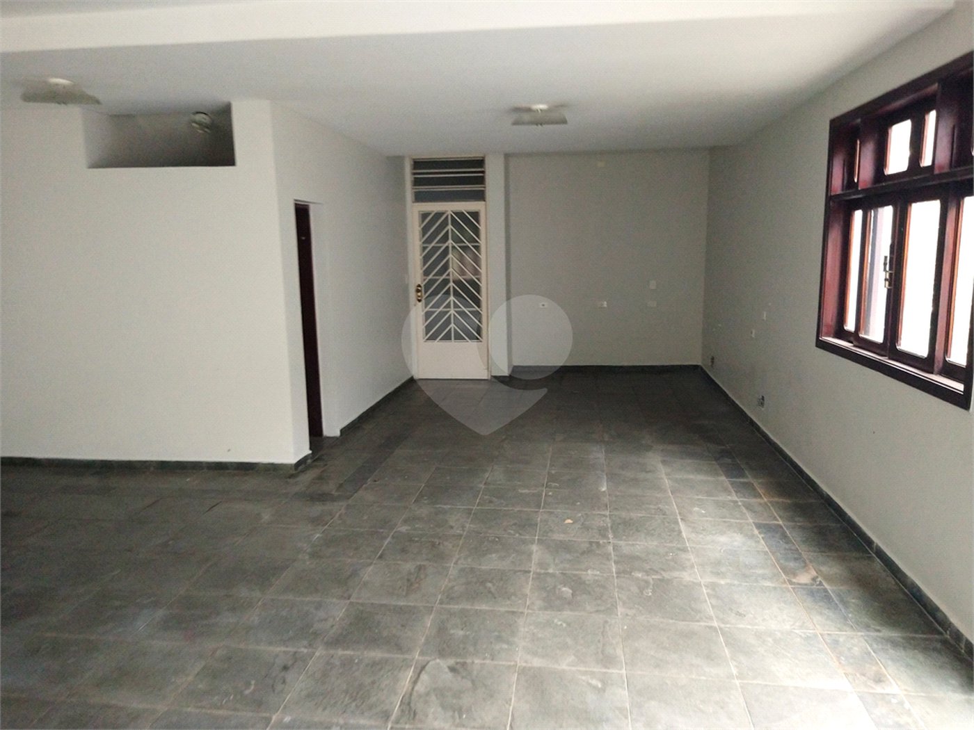 SOBRADO DE 426,0 M² COM 04 SUITES, SALÃO DE FESTAS, 06 VAGAS,06 BANHEIROS E PISCINA PARA LOCAÇÃO OU VENDA NO BARRO BRANCO