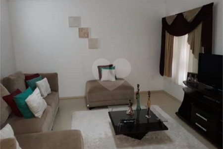 Casa Térrea com dormitórios, sendo 2 suítes.