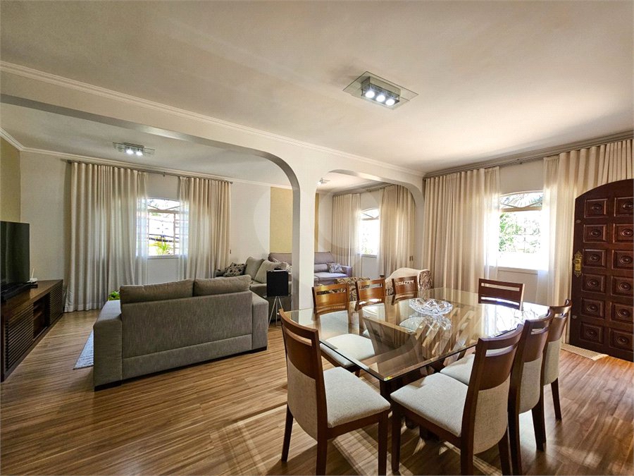Casa térrea em Atibaia com 3 dormitórios (2 suítes), piscina, espaço gourmet, condomínio fechado