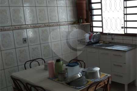 Casa térrea com 2 dormitórios, sendo 1 suíte.