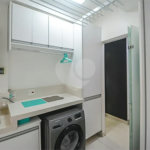 Espaço, conforto e uma localização privilegiada fazem deste apartamento mobiliado no Baeta Neves, em São Bernardo do Campo, uma excelente opção para seu novo lar. Com 118 m², três dormitórios e quatro banheiros, o imóvel oferece ambientes amplos para acomodar a família e receber amigos com comodidad