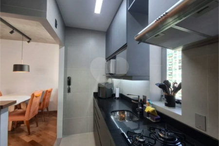 Apartamento totalmente decorado em Moema com 70 m2 , 2 quartos, 2 suítes e 2 vagas, ambientes com ar condicionado.