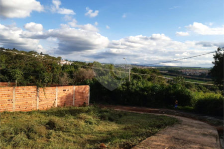 Terreno com 305,82 m² .