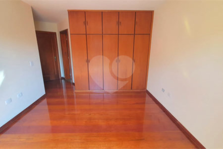 Casa à venda com 4 quartos, sendo 3 suítes, em Interlagos, São Paulo, SP