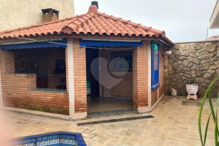 Casa Térrea com Acabamento em Tijolo Aparente e Quintal Amplo - Próximo ao Shopping Iguatemi