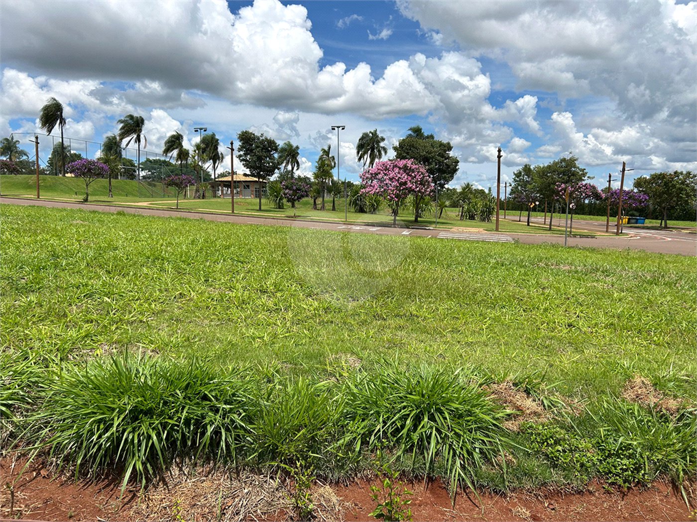 Terreno no condomínio Damha Golf em frente área de lazer com 1.404,40 m²