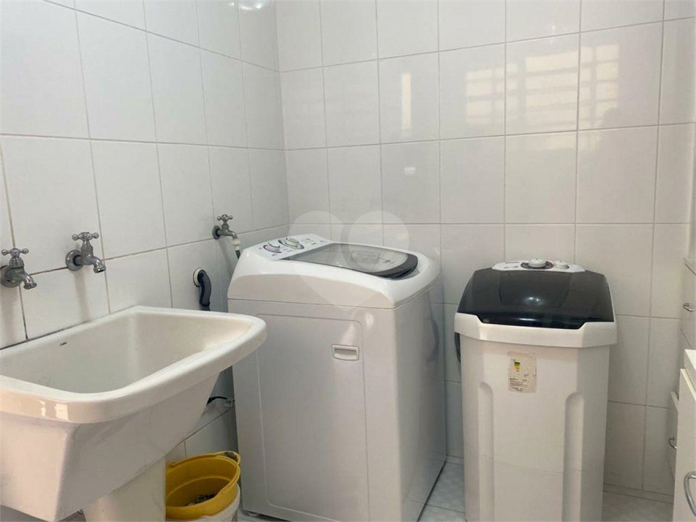 Sobrado à venda com 150 metros de área util e possui 3 dormitórios, sendo 1 suíte.