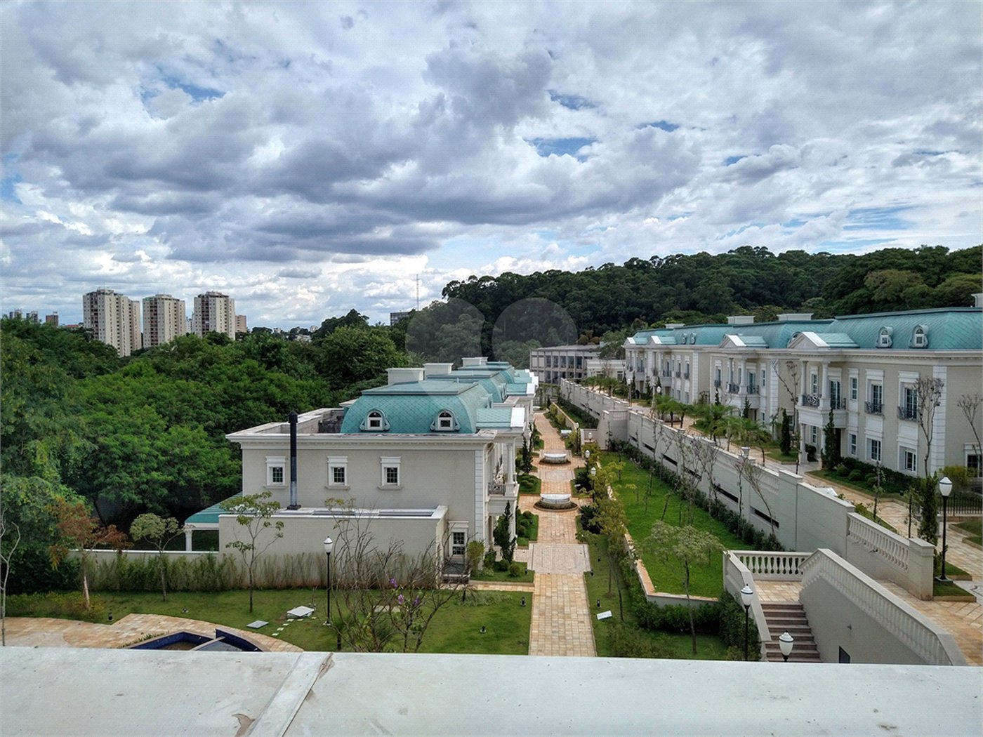 Condomínio de casas de alto padrão em estilo Neoclássico Francês
