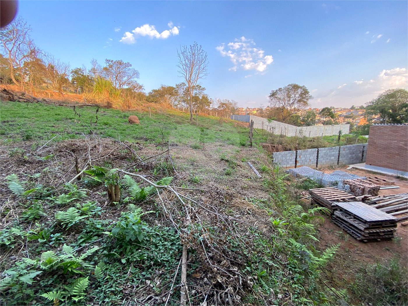 Terreno em Atibaia com 415 metros e pronto para construir no bairro Jardim Paulista, aceita financiamento