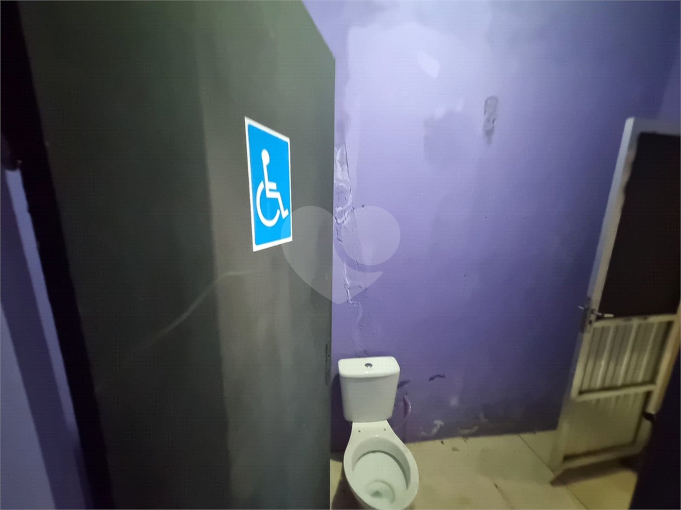 Sobrado 3 quartos e área comercial em baixo.