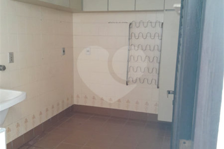 Linda casa para venda / Locação em bairro nobre