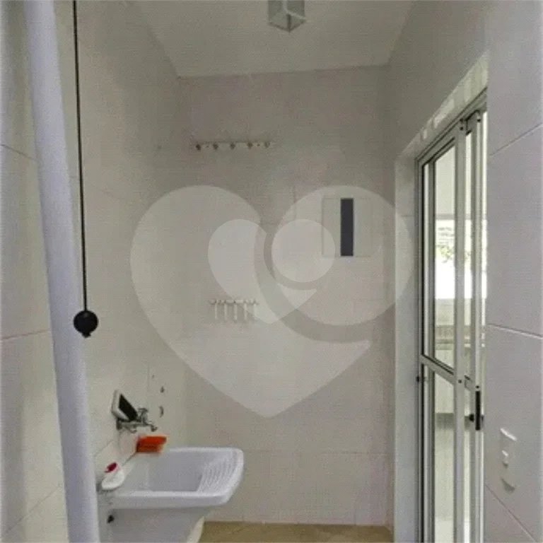 Casa á venda com 230m², 4 dorms, 2 suítes e 4 vagas na Vila Clementino. Estuda permuta.