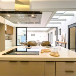 Casa Térrea – Condomínio Maria Cândida - 300 m² de terreno - 212 m² de área construída - 4 vagas de garagem, sendo 2 cobertas - Sala de jantar e estar integradas, com pé-direito duplo e cortina - 3 suítes com ar-condicionado, sendo 1 master com closet – planejado – Roupeiro – Escritório - Cozinha