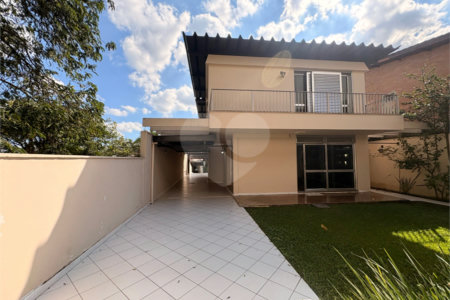 Sobrado espaçoso à venda 4 quartos e 5 vagas em Santana