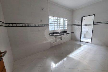 Casa à venda com 3 dormitórios, sendo 1 suite e ampla área de lazer no Jardim Brasil