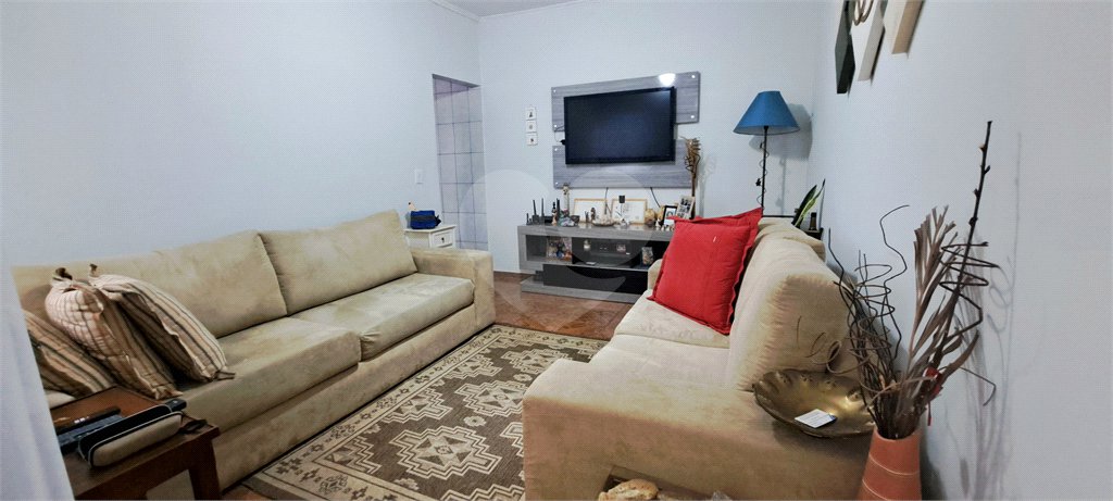 Casa no Jardim Medeiros ampla com 3 dormitórios bem distribuída